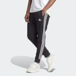 Adidas Pantalone Essentials Fleece 3-Stripes Tapered Cuff IB4030