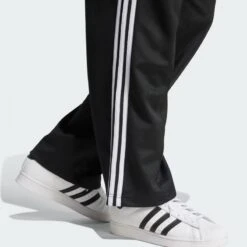 Adidas Pantalone Track Pants Adicolor Baggy Fit IZ4801 9 Adidas Pantalone Track Pants Adicolor Baggy Fit IZ4801 -FreedomSport adidas pantalone track pants adicolor baggy fit iz4801 4