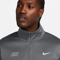 Nike Giacca Sportswear Repeat Tracksuit FD1183 068 7 Nike Giacca Sportswear Repeat Tracksuit FD1183 068 -FreedomSport nike giacca sportswear repeat tracksuit fd1183 010 2